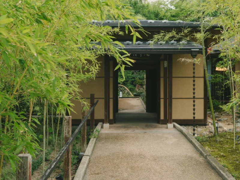 竹林に囲まれた伝統的な日本家屋の門