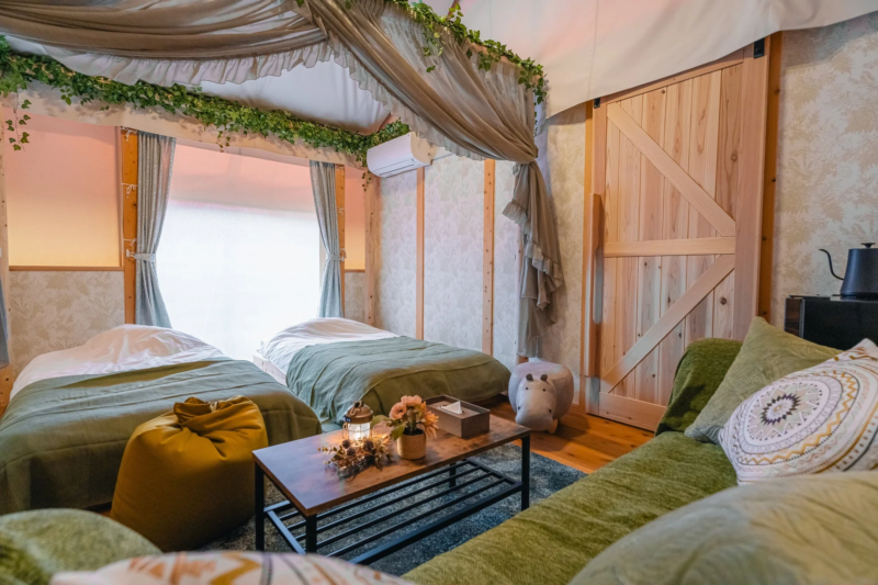 グランピングテント内のベッドルーム