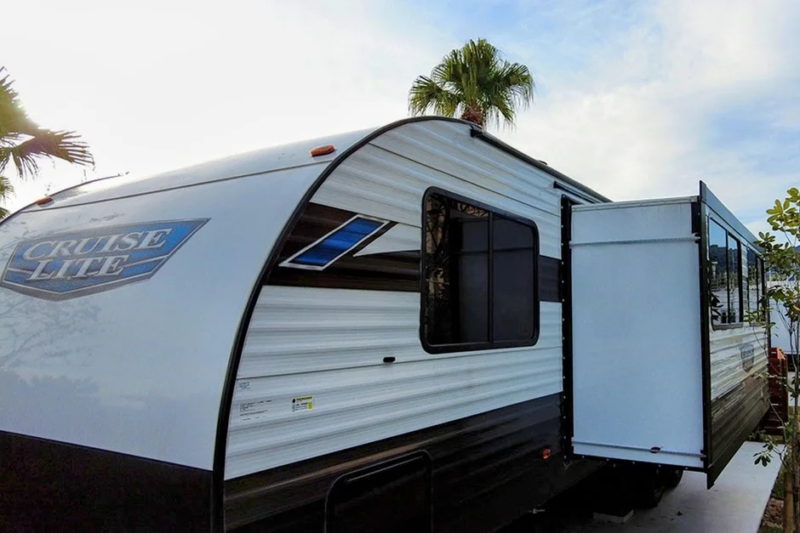 キャンピングカー、トラベルトレーラー、RV、アウトドア、旅行、パームツリー、リゾート、外観、車両、レジャー