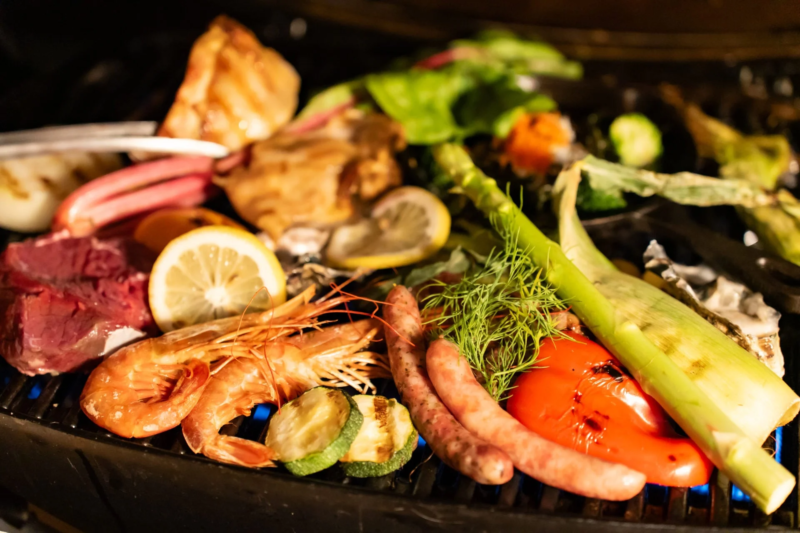 バーベキューグリルで焼かれる食材