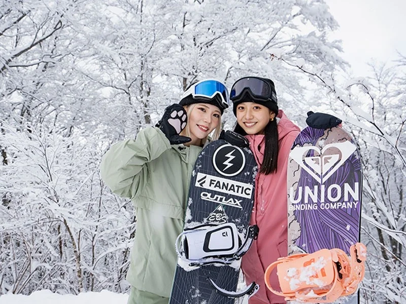 スノーボードを持った女性2人