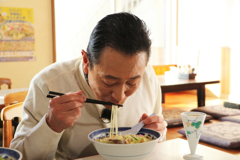 ちゃんぽんを食べる男性