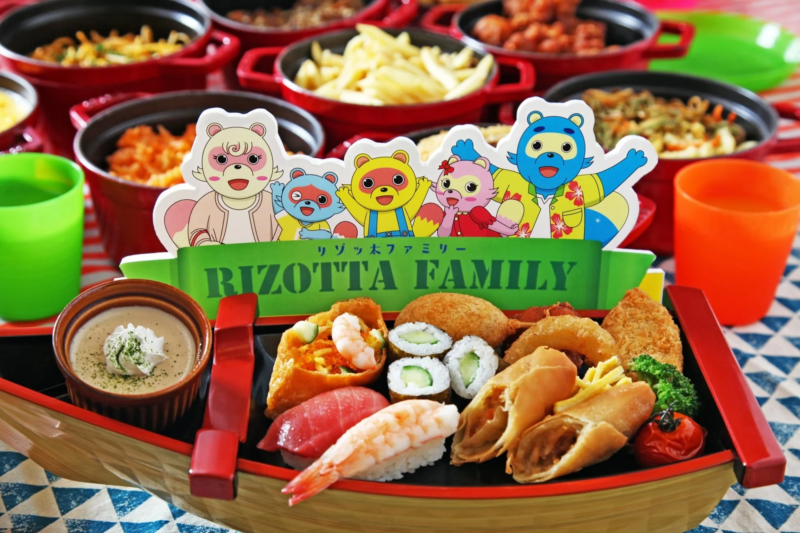 「リゾッタファミリー」のバナーが目を引く、豪華で彩り豊かな食卓。