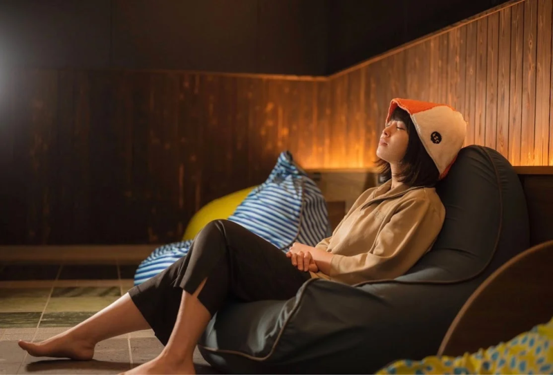 リラックスする女性