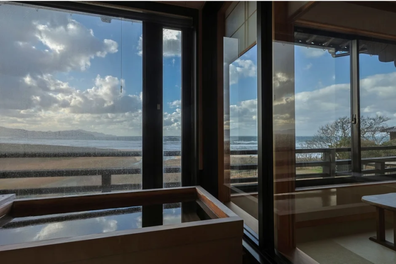海を望む客室の浴槽