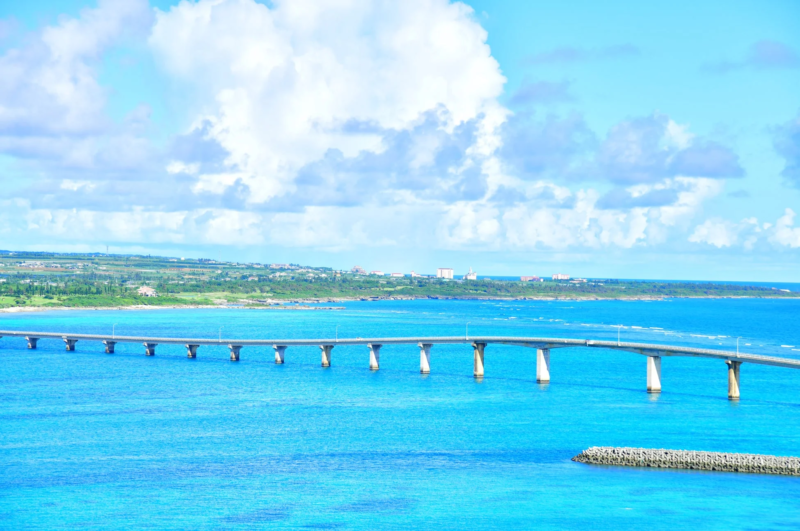 宮古島の青い海に架かる橋