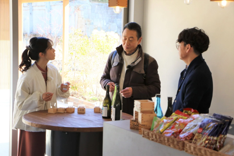 日本酒の試飲を楽しむ人々