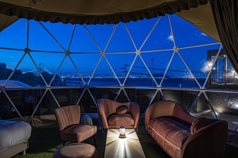 夜景のドームテント内