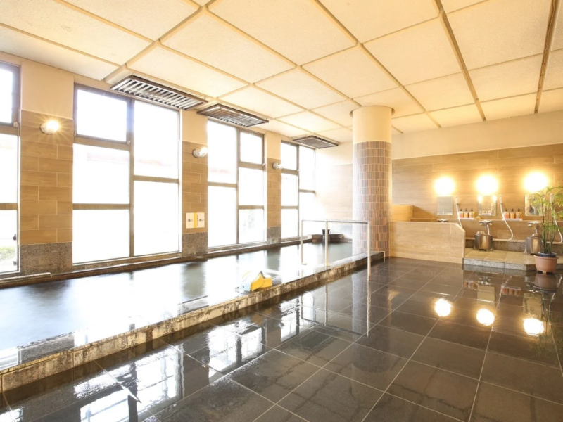 広々とした明るい雰囲気の屋内大浴場