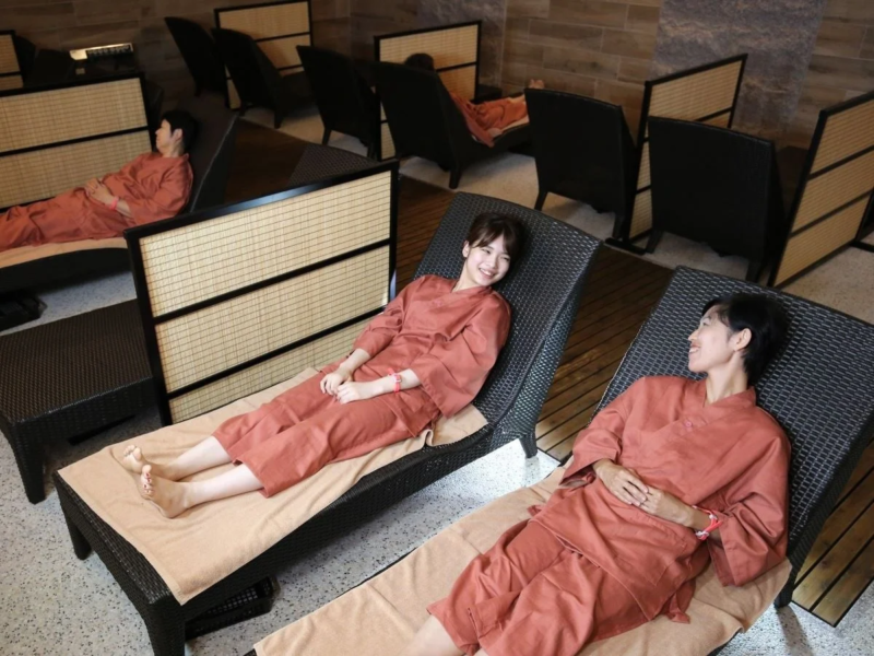 スパ施設のリラックスエリアでくつろぐ人々