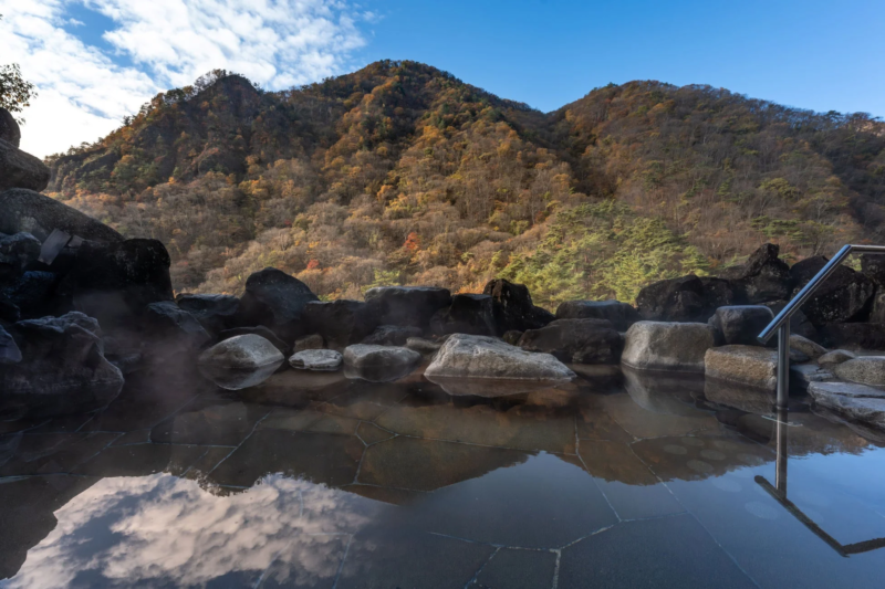秋の紅葉に囲まれた露天風呂