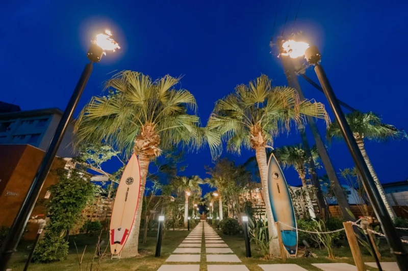 夜景、リゾート、トロピカル、ヤシの木、サーフボード、トーチ、庭園、小道、屋外、照明