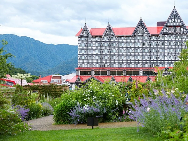 花咲く庭園とホテル、山