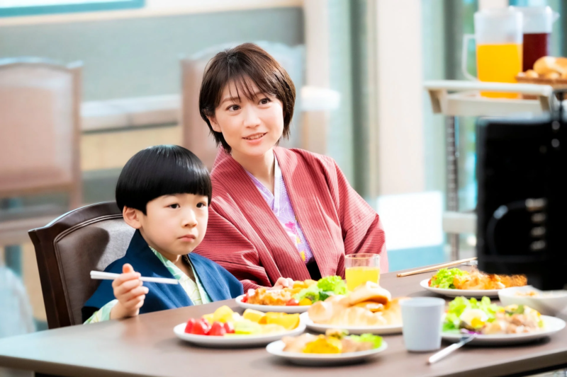 和服で食事をする大島優子さんと家族