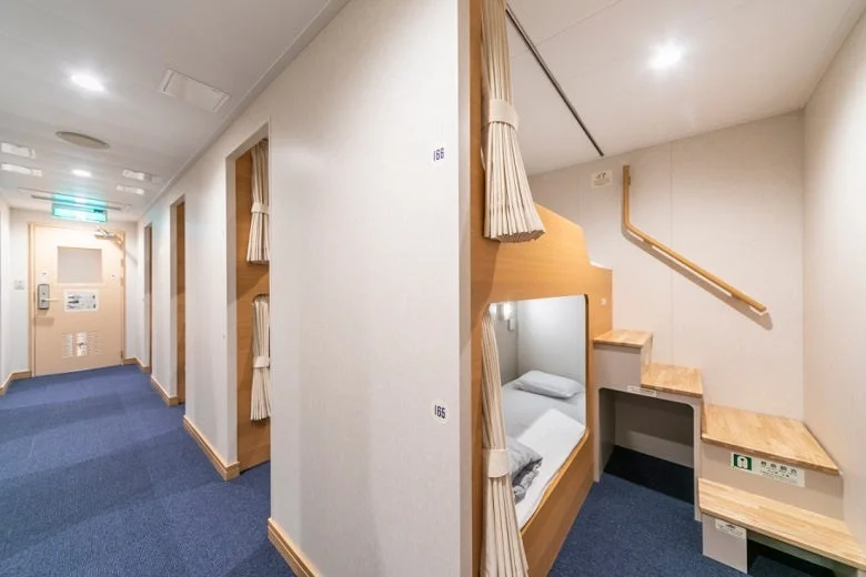 フェリーの船室通路