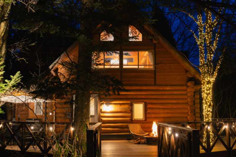 ログハウスと焚き火の夜景