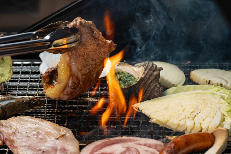 バーベキュー、BBQ、焼肉、グリル、肉、野菜、海鮮、サザエ、エビ、炎、煙、アウトドア、料理、食事、網焼き、夏