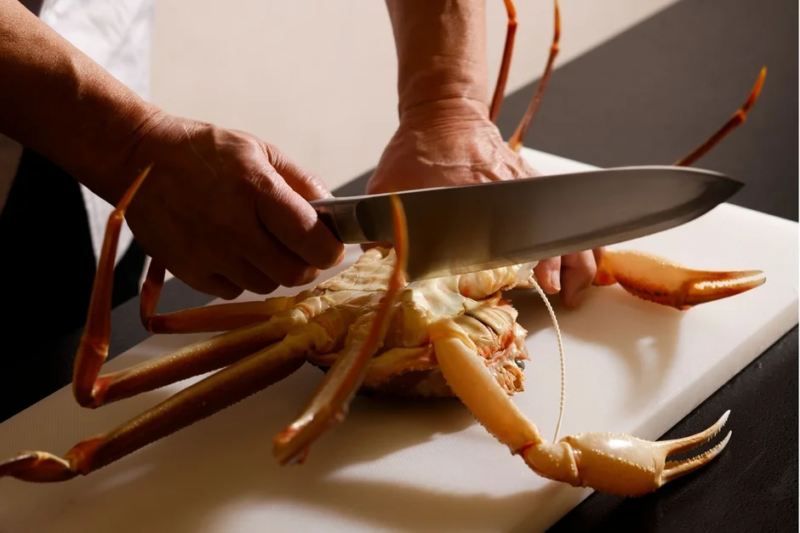 カニを捌く料理人