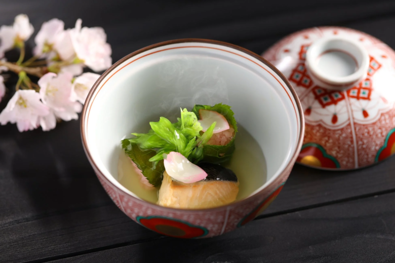 温かい湯気が立ち上る椀物