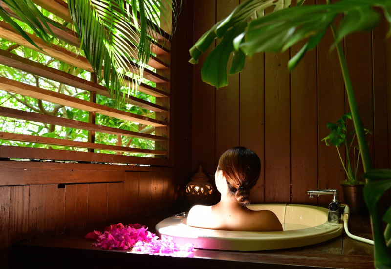 スパで入浴する女性