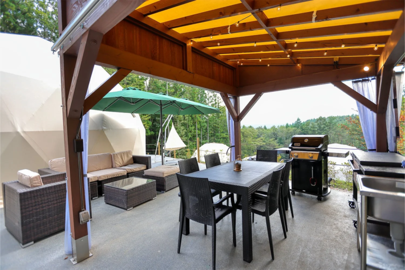 ドームテントの屋外ダイニングスペース