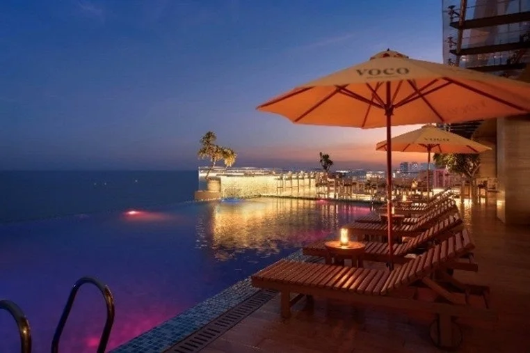 ダナンのインフィニティプール夜景