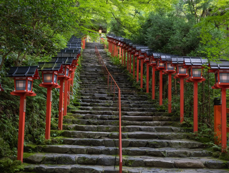赤い灯籠の石段