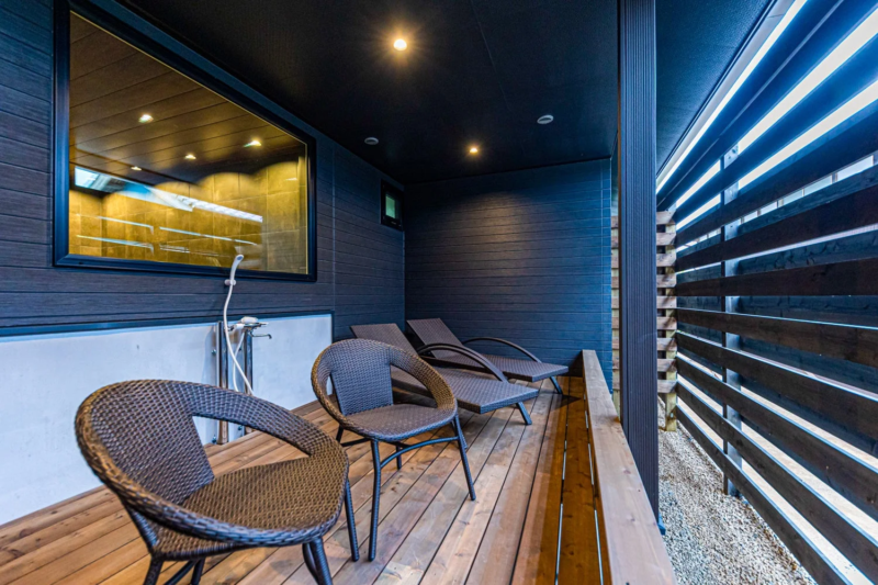 水風呂と外気浴スペース