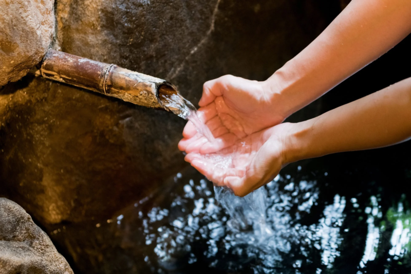 竹筒から流れる清らかな水