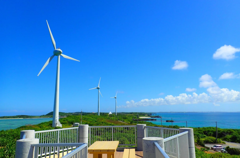 風力発電と青い海