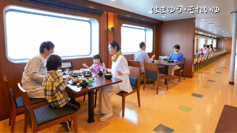 フェリーの船内レストランで食事を楽しむ乗客