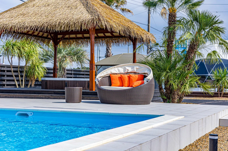 プールとガゼボ