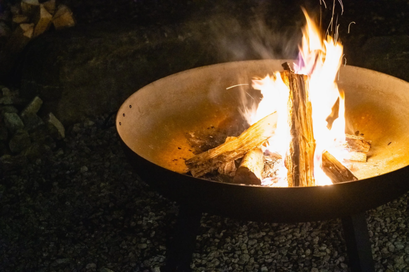 夜のアウトドア焚き火