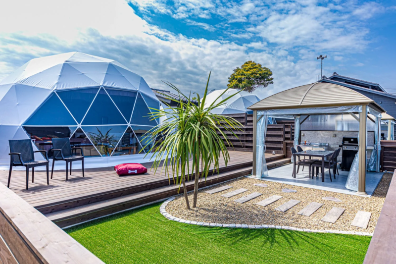 グランピングドームとBBQスペース