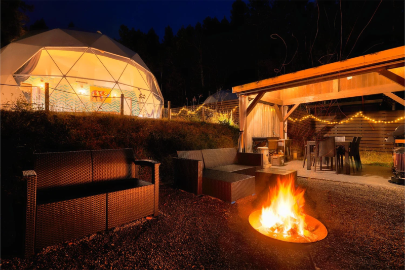 夜のグランピング施設と焚き火