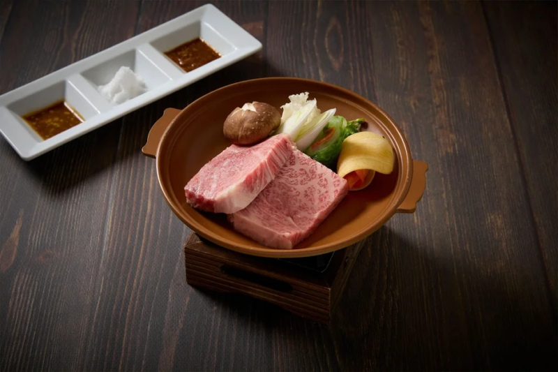 霜降り和牛と野菜の鍋料理