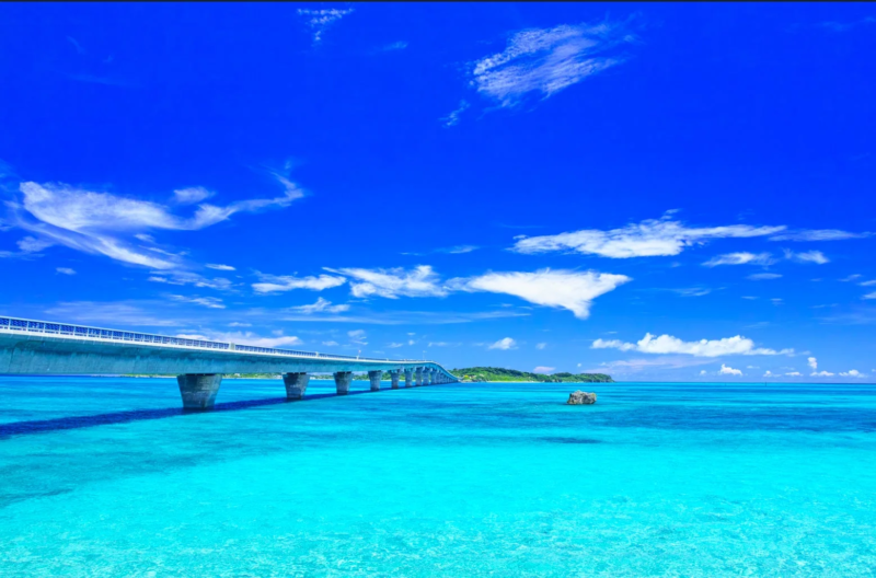 エメラルドグリーンの海に架かる橋