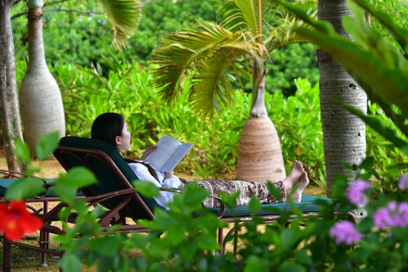 庭園で読書する女性