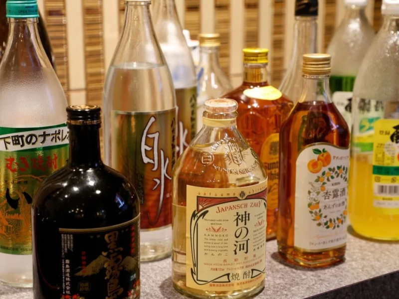 様々な種類の日本のお酒のボトルが並べられた様子