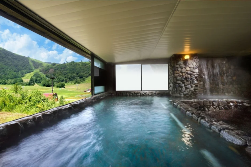 露天風呂と山々の景色