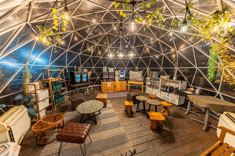 ドーム型テント内に設置された居心地の良いカフェスペース