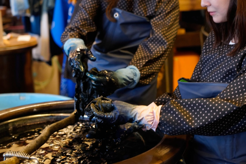 藍染め体験の様子