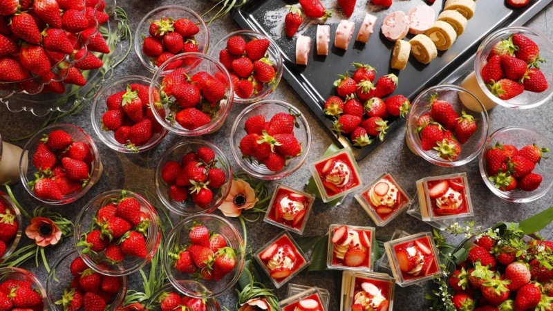 いちごを使ったスイーツが豊富に用意された華やかなビュッフェ
