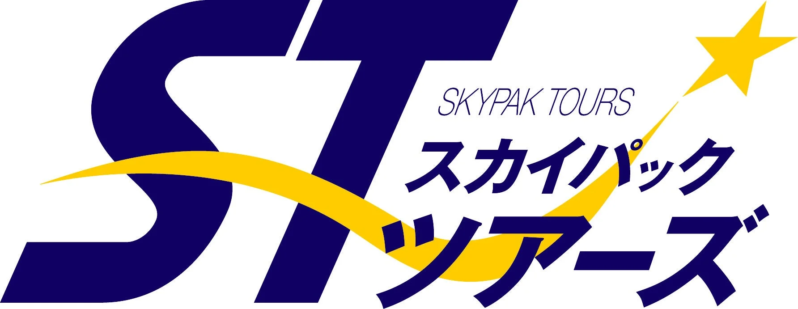 青と黄色の配色が特徴的な「ST SKYPAK TOURS（スカイパック ツアーズ）」のロゴマークです。
