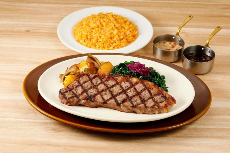 アンガスサーロインステーキ フィナデニソースとココナッツディナンシェ添え（レッドライス付き）