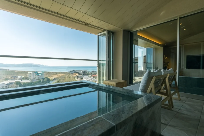 バルコニーに設置されたプライベートな露天風呂から海を望む客室