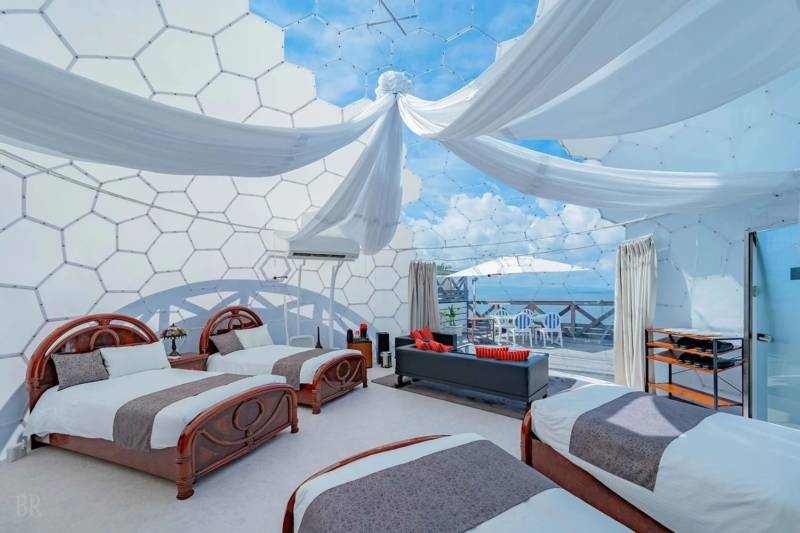 海と空が広がる絶景を望む、ドーム型の豪華な宿泊施設