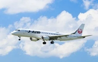 J-AIRのロゴが入った旅客機