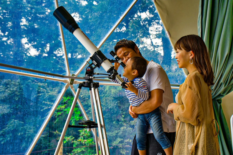 親子で望遠鏡を覗く様子
