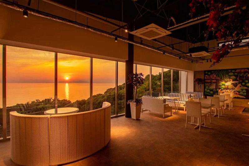 夕焼けに染まる海を一望できるレストラン